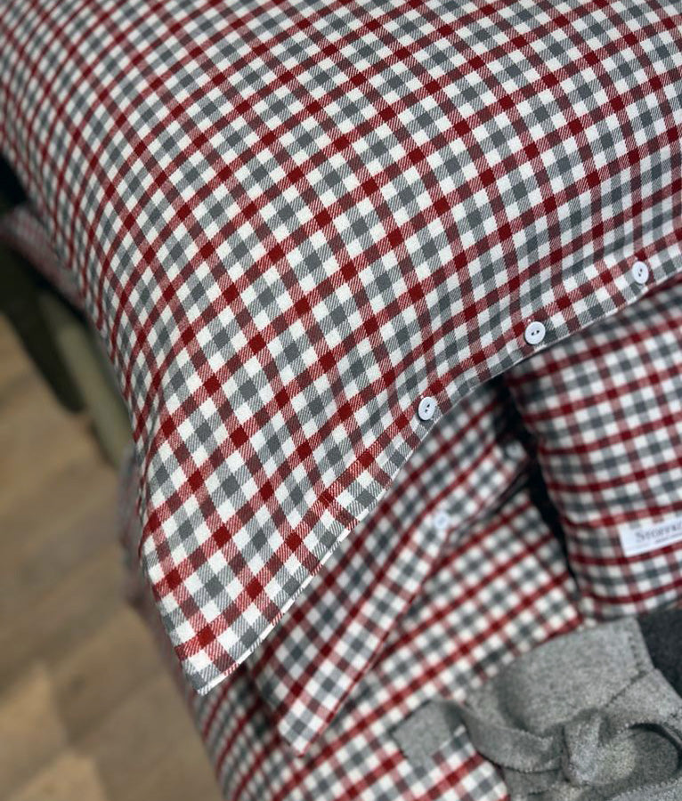 Bettwäsche Klassisches Karo Flanell Rot: Hochwertige Bettwäsche aus reiner Baumwolle im traditionellen Karomuster in Rot und Grau. Detailaufnahme zeigt die charakteristische Stoffkontor-Knopfleiste mit stoffbezogenen Knöpfen. Weicher Flanellstoff in premium Qualität, made in Germany.