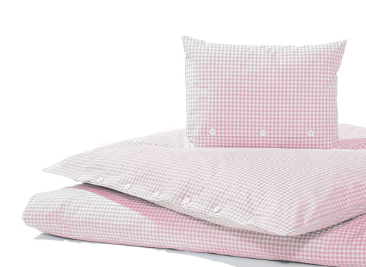 Bettwäsche Babyrosa Vichy Karo - Hochwertige Bettwäsche aus reiner Baumwolle im klassischen Vichy-Karomuster in zartem Babyrosa und Weiss. Set mit Bettbezug und Kopfkissen, ausgestattet mit eleganten Stoffknöpfen und traditioneller Knopfleiste.