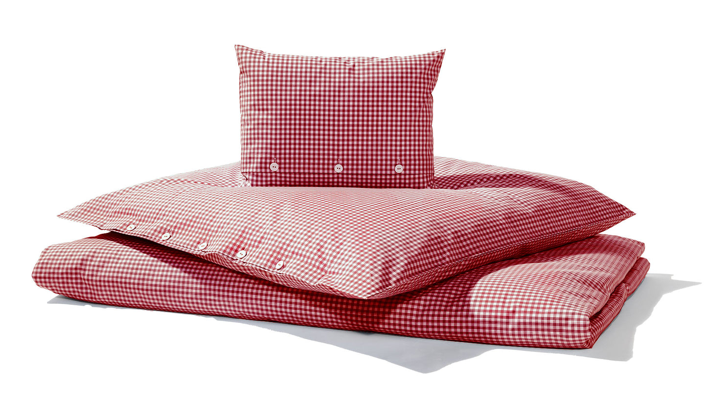 Bettwäsche Red Nose Red Vichy Karo: Hochwertige Bettwäsche-Set aus reiner Baumwolle im klassischen rot-weißen Vichy-Karomuster, bestehend aus Bettbezug und Kopfkissenbezug mit eleganter Knopfleiste, fotografiert auf weißem Hintergrund mit natürlichem Schattenwurf