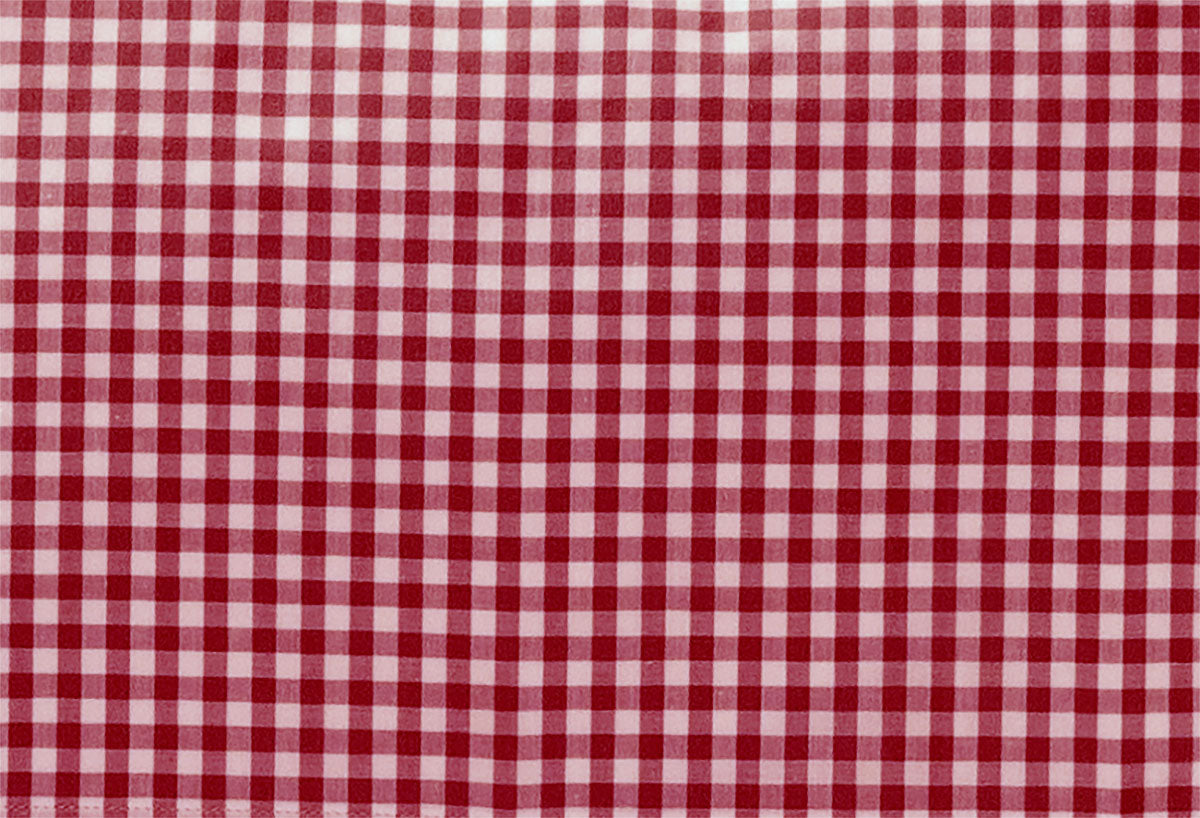 Bettwäsche Red Nose Red Vichy Karo: Hochwertige Baumwollbettwäsche mit klassischem rot-weißem Karomuster im Vichy-Stil. Detailaufnahme zeigt gleichmäßiges Webmuster mit präzisen Quadraten, ideal für ein gemütliches Schlafambiente.