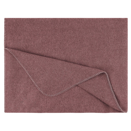 Hochwertige Steiner1888 Wolldecke Alina Rosa aus Alpaka- und Merinowolle, leicht gefaltet präsentiert mit sichtbarer Ziernaht in Naturweiss. Elegante Decke in zartem Altrosa mit weicher, flauschiger Textur. Wolldecken, Hersteller: Steiner 1888.