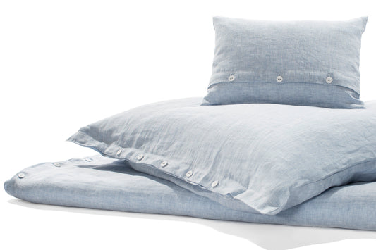 Bettwäsche Blue Sky Leinen, hellblau meliert - Hochwertige Leinenbettwäsche in elegantem Hellblau mit natürlicher Melierung, klassischer Knopfleiste und charakteristischer Leinenstruktur. Italienisches Qualitätsleinen, in Deutschland gefertigt, perfekt für alle Jahreszeiten.