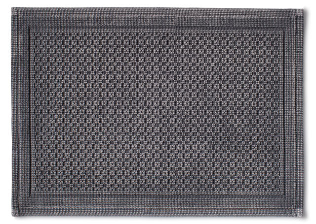 Badvorleger Malta steel in elegantem Grau mit strukturiertem Waffelmuster und dekorativem Rahmen. Hochwertiger, waschbarer Bademattenstoff im Vintage-Look. Perfekt fur modernes Badezimmerdesign. Badvorleger, Hersteller: Evelyn Kahle
