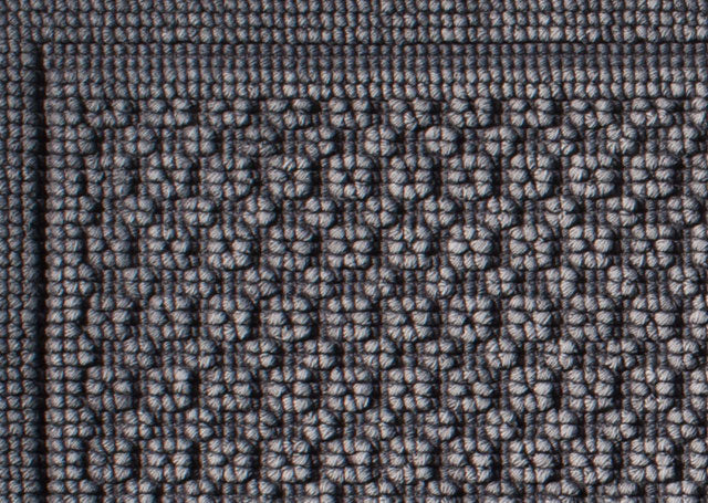 Badvorleger Malta steel: Hochwertiger Badteppich in stahlgrauem Vintage-Look mit strukturiertem Muster. Zweifarbig eingefaerbter Baumwollteppich mit waschmaschinengeeigneter Qualitaet. Detail der robusten Webstruktur zeigt das charakteristische geometrische Design. Badvorleger, Hersteller: Evelyn Kahle
