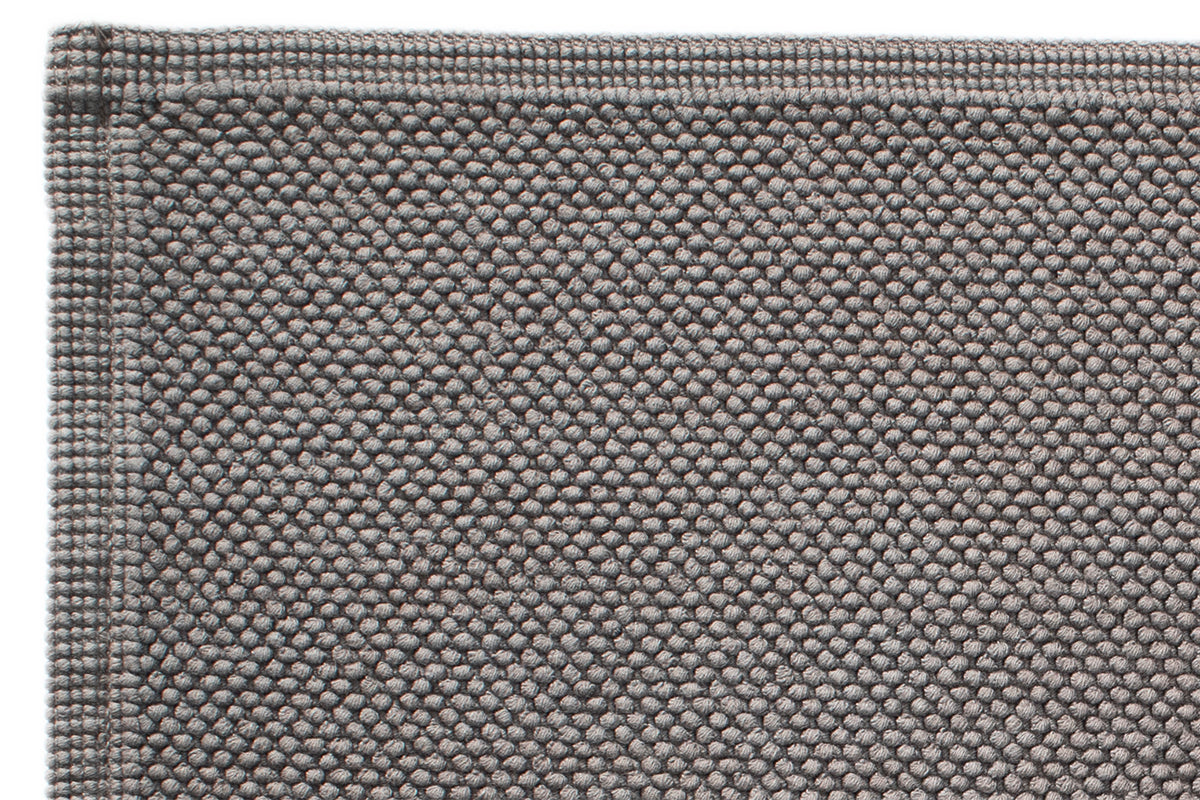 Hochwertiger Badvorleger Miso in elegantem Anthrazit mit charakteristischem Perlmuster und schlichter Bordüre. Formbeständiger Baumwollteppich mit zeitlosem Design für stilvolles Badezimmer-Ambiente. Badvorleger, Hersteller: Evelyn Kahle