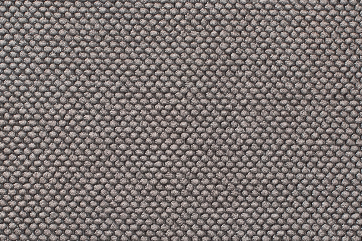 Hochwertiger Badvorleger Miso in anthrazit mit elegantem Perlmuster-Design, gefertigt aus strapazierfähiger Baumwolle. Detailaufnahme der strukturierten Oberfläche zeigt gleichmäßige Webung in zeitlosem Grauton. Badvorleger, Hersteller: Evelyn Kahle