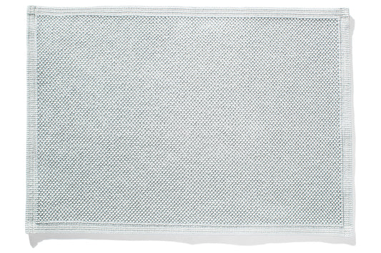 Hochwertiger Badvorleger Miso in Silber mit elegantem Perlmuster und dezenter Bordüre, gefertigt aus formbeständiger Baumwolle. Der rechteckige Vorleger zeigt eine feine Strukturarbeit und klassische Einfassung. Maschinenwaschbar und langlebig. Badvorleger, Hersteller: Evelyn Kahle