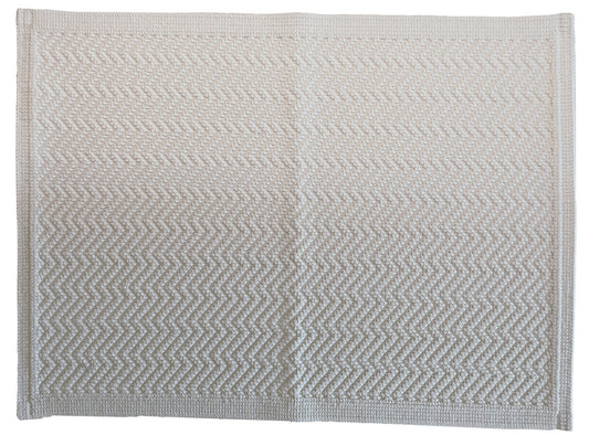 Hochwertiger Badvorleger ZIG ZAG in Weiss mit elegantem Zickzack-Muster aus Baumwolle. Modernes Design mit harmonischem Verlauf, rechteckige Form mit heller Umrandung. Maschinenwaschbarer Baumwollteppich von Evelyn Kahle fur zeitgenossische Badezimmer. Badvorleger, Hersteller: Evelyn Kahle