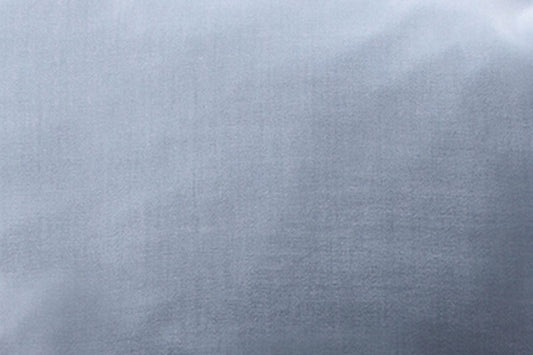 Spannbettlaken Amalfi in mediterranem Mittelblau aus hochwertigem garngefärbtem Damast, beidseitig verwendbar mit hellerer und dunklerer Seite. Elegante Kappnaht-Verarbeitung für perfekte Passform. Strahlende Farbe erinnert an einen Sommertag am Mittelmeer. Bettlaken, Stoffkontor.