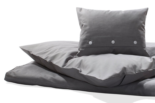 Bettwäsche Castello Damast in elegantem Grauton, hochwertige Satinbindung mit weißem Kettfaden. Luxuriöse Bettwäsche mit dekorativen Knöpfen, perfekt für modernes Schlafambiente. Home page, Alle Bettwäschen, Damast-Bettwäsche, Unifarbene Bettwäsche, Hersteller: Stoffkontor