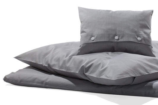 Bettwäsche Castello Feinstreifen Damast: Elegante Bettwäsche in hellem Grau mit feinen weißen Streifen, hochwertig verarbeitet mit Knopfleiste. Kissenbezüge und Bettdeckenbezug aus exklusivem italienischem Damastgewebe in harmonischer Farbkomposition.