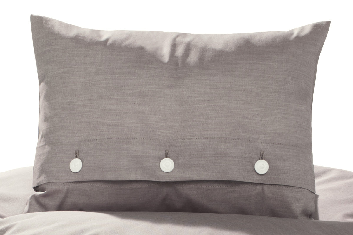 Bettwäsche Caviar Damast Kissen in elegantem Grauton mit weißer Knopfleiste, hochwertige Satinbindung und dekorativen Perlmuttknöpfen auf weichem Damastgewebe, italienische Qualitätsverarbeitung für luxuriösen Schlafkomfort.