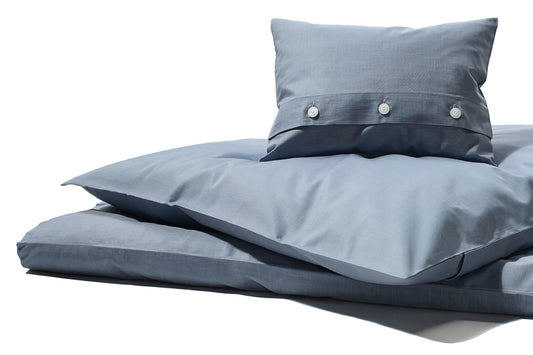 Hochwertige Bettwäsche Mare Damast in elegantem Blaugrün, gefertigt aus 100% Baumwolle mit edler Satinbindung. Kissenbezug mit verdeckter Knopfleiste und stilvoller zweifarbiger Gestaltung. Exklusive italienische Webware für luxuriösen Schlafkomfort.