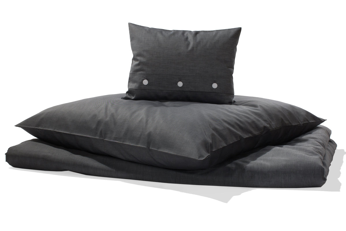Bettwäsche Nero Damast: Elegante anthrazitfarbene Bettwäsche-Garnitur aus hochwertigem Damast-Gewebe mit weißem Kettfaden, bestehend aus Bettbezug und Kissenbezug mit dekorativer Knopfleiste, in luxuriöser Satinbindung gefertigt