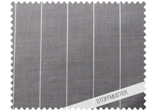 Hochwertiges Stoffmuster der Bettwäsche Caviar Nadelstreifen in elegantem Grau mit feinen weißen Längsstreifen im Damast-Gewebe. Der Stoff zeigt eine edle Satinbindung mit melierter Optik. Stoffmuster, Hersteller: Stoffkontor