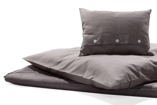 Bettwäsche Potassio Damast in elegantem Rosenholzton mit grauen Nuancen, hochwertige Satinbindung mit verdeckter Knopfleiste. Kissenbezug und Bettdecke aus luxuriösem italienischem Damast, perfekt für modernes Schlafambiente. Unifarbene Bettwäsche, Damast-Bettwäsche, Stoffkontor.