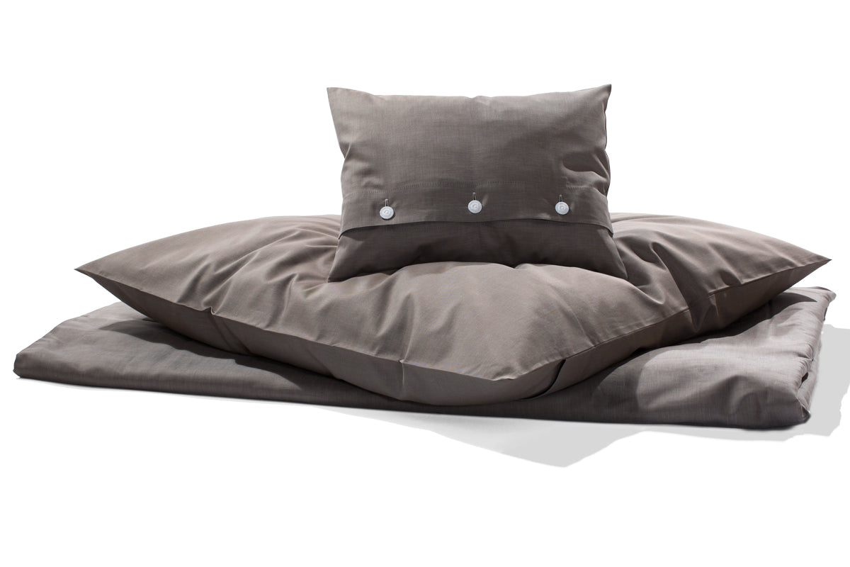 Bettwäsche Quaglia Damast: Elegante Bettwäsche-Garnitur in modernem Graubraun, hochwertig gewebter Damast-Satin mit weißem Kettfaden, bestehend aus Bettbezug und Kissen mit verdeckter Knopfleiste. Exklusiv in Italien gefertigt.