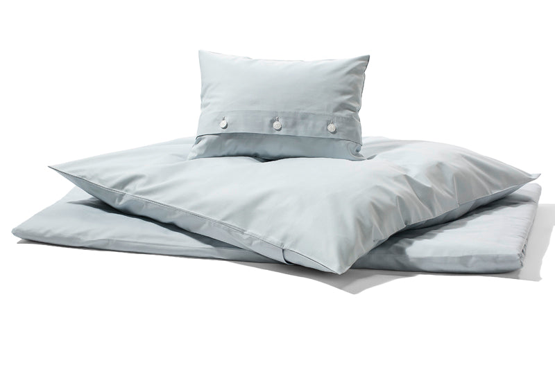 Bettwäsche Vento Damast in zartem Wassergrün, hochwertige Satinbettwäsche mit eleganter Knopfleiste, bestehend aus Kopfkissen und Bettdeckenbezug in harmonischer Aqua-Farbgebung auf weißem Grund, perfekt für moderne Schlafzimmer.