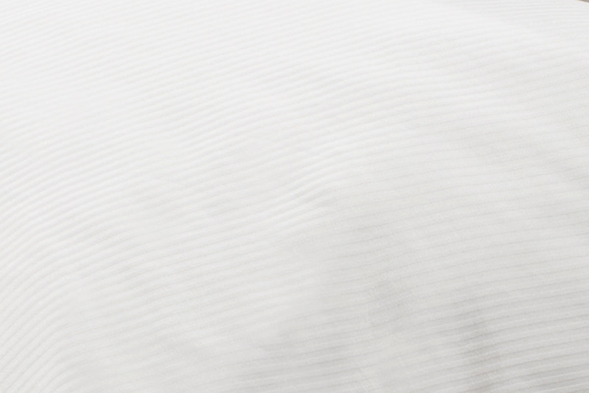 Bettwäsche Weiß Feinstreifen, Damast - Hochwertige Damastbettwäsche in strahlendem Weiß mit eleganten feinen Streifen. Nahaufnahme zeigt die exquisite Webtextur mit subtilen diagonalen Linien, die dem Stoff eine edle, luxuriöse Ausstrahlung verleihen.
