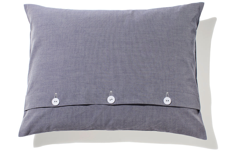 Bettwäsche Bluette Damast Kissenbezug in elegantem Blau mit weißen Knöpfen, hochwertiger Damast-Stoff mit verdeckter Knopfleiste, luxuriöse Verarbeitung für erstklassigen Schlafkomfort. Perfekt für moderne Schlafzimmer.