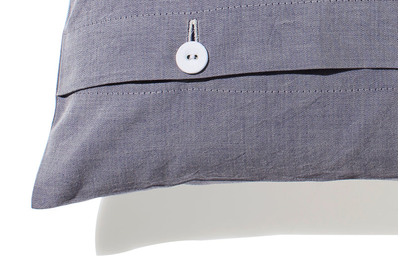 Bettwäsche Bluette Damast Kissenbezug mit hochwertigem weißen Knopfverschluss auf grau-meliertem Damastgewebe, Detail der verdeckten Knopfleiste mit gezwirntem Wäscheknopf, italienische Premiumqualität für Schlafkomfort