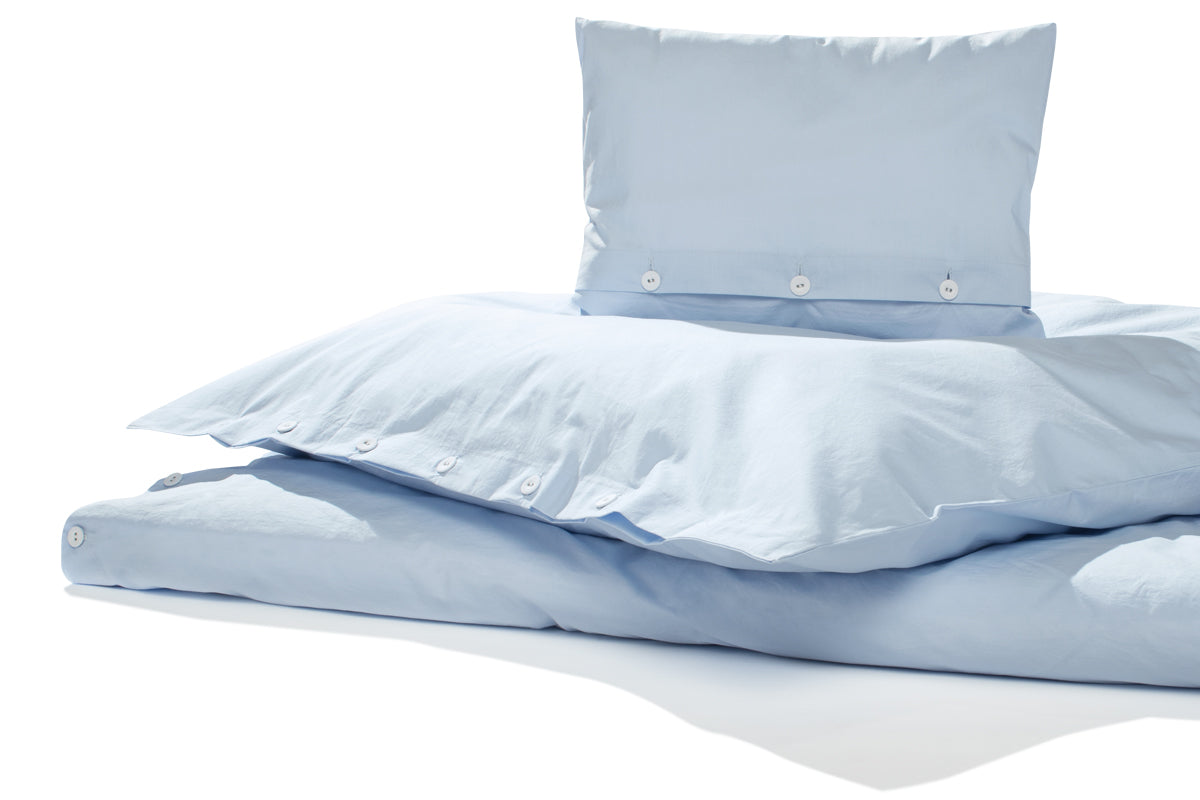 Bettwäsche Arctic hellblau Gewaschene Baumwolle: Hochwertige Bettwäsche in sanftem Hellblau, mit klassischer Knopfleiste und leichter Knitteroptik aus gewaschener Baumwolle. Elegante Kissenbezüge und Bettbezug in lässiger, butterweicher Qualität, made in Germany - Home page, Alle Bettwäschen, Bettwäsche Gewaschene Baumwolle, Unifarbene Bettwäsche, Hersteller: Stoffkontor