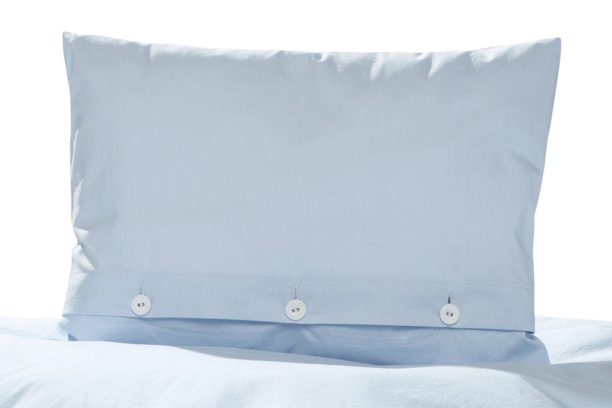 Bettwäsche Arctic hellblau Gewaschene Baumwolle - Hochwertiges Kopfkissen in hellem Eisblau mit drei klassischen weissen Knöpfen, gefertigt aus weich gewaschener Baumwolle. Zeigt die charakteristische leichte Knitteroptik und die traditionelle Stoffkontor-Knopfleiste.