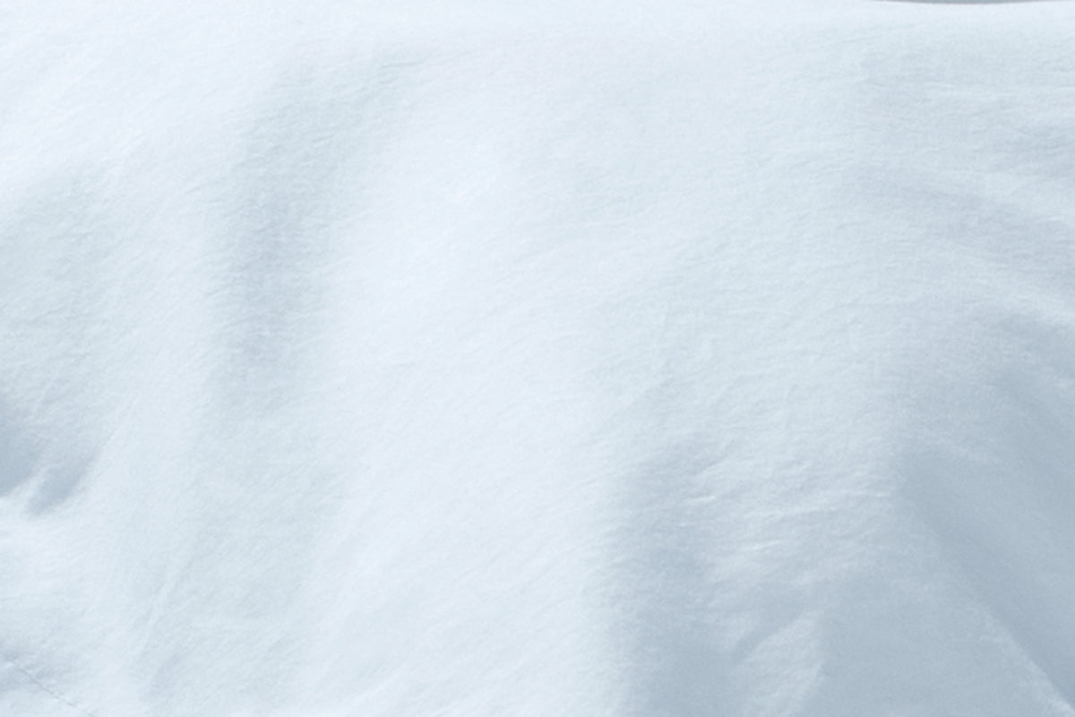 Bettwäsche Arctic hellblau Gewaschene Baumwolle: Nahaufnahme der hochwertigen Bettwäsche aus gewaschener Baumwolle in hellem Eisblau mit charakteristischer, leichter Knitteroptik. Die weiche Stoffstruktur zeigt die natürliche Textur der in Italien gewebten Baumwolle.