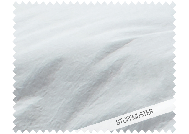 Stoffmuster zu Bettwäsche Küstennebel: Hochwertiger gewaschener Baumwollstoff in elegantem, meliertem Hellgrau mit natürlicher Knitteroptik. Detail der charakteristischen Stoffstruktur zeigt die besondere Qualität der in Italien gefertigten Bettwäsche. Stoffmuster, Hersteller: Stoffkontor