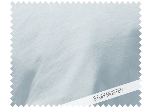 Stoffmuster zu Bettwäsche Lagoon Gewaschene Baumwolle - Hochwertiges Stoffmuster in zartem Blaugrau mit charakteristischer Knitteroptik, aus italienischer vorgewaschener Baumwolle gefertigt. Zeigt die natürliche Textur und den weichen Griff des Materials. Stoffmuster, Hersteller: Stoffkontor