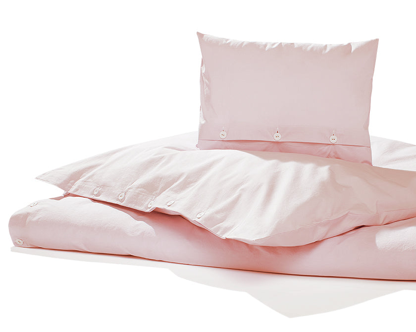 Bettwäsche Puder Gewaschene Baumwolle: Hochwertige Bettwäsche in zartem Puder-Rosa aus gewaschener Baumwolle, mit klassischer Knopfleiste und lässiger Knitteroptik. Fotografiert auf weißem Hintergrund, zeigt Bettbezug und Kissenbezug in natürlich-elegantem Faltenwurf. Home page, Alle Bettwäschen, Bettwäsche Gewaschene Baumwolle, Unifarbene Bettwäsche, Hersteller: Stoffkontor