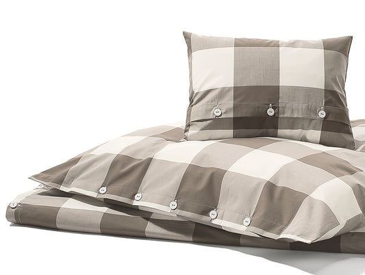 Bettwäsche Grosses Karo Treibholz: Elegante Bettwäsche mit großem Karomuster in harmonischen Grau- und Beigetönen, ausgestattet mit hochwertigen Stoffknöpfen. Die Kombination aus Kissen und Bettbezug zeigt ein zeitloses Design in Treibholz-Farbtönen.