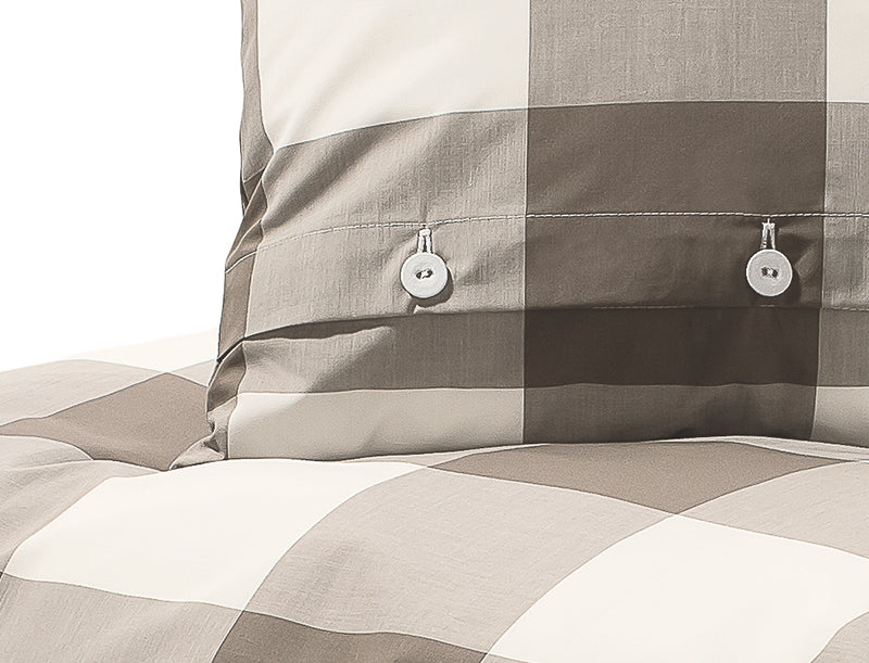 Bettwäsche Grosses Karo Treibholz: Elegante Bettwäsche mit großem Karomuster in harmonischen Greigetönen. Hochwertige Baumwolle mit stoffbezogenen Knöpfen, Detail der Kissenhülle zeigt die klassische Stoffkontor-Knopfleiste und die präzise Verarbeitung des Karomusters.