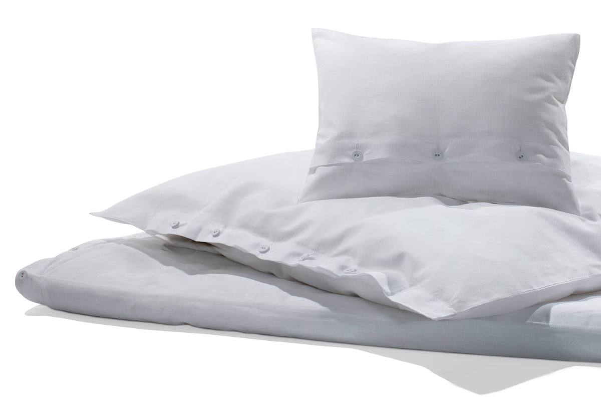 Bettwäsche Halbleinen Weiß - Hochwertige weisse Bettwäsche aus Halbleinen mit klassischer Knopfleiste, strukturierter Oberfläche und zeitlosem Design. Kissen und Bettbezug aus 50% Baumwolle und 50% Leinen, in Italien gefertigt.