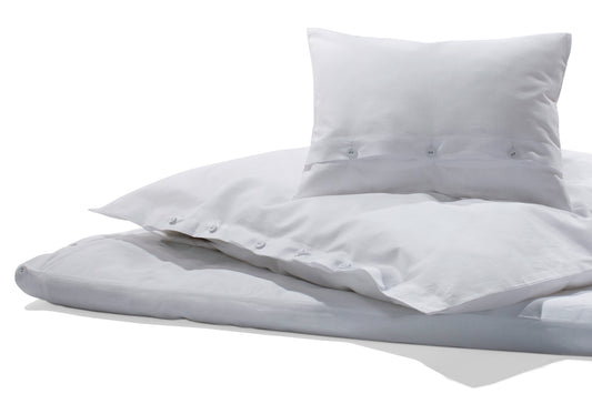 Bettwäsche Halbleinen Weiß - Hochwertige weisse Bettwäsche aus Halbleinen mit klassischer Knopfleiste, strukturierter Oberfläche und zeitlosem Design. Kissen und Bettbezug aus 50% Baumwolle und 50% Leinen, in Italien gefertigt.