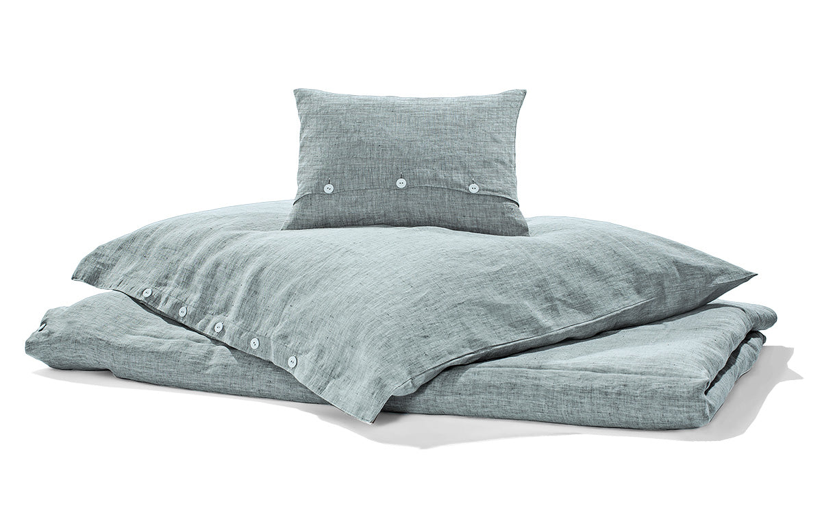 Hochwertige Bettwäsche Garngefärbtes Dreiviertel Leinen Capri in türkisfarbenem Melange. Elegante Kissenbezüge und Bettbezug mit klassischer Knopfleiste, weich vorgewaschen. Exklusiv in Italien gewebt, pflegeleicht und edel strukturiert.
