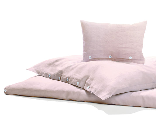 Bettwäsche Garngefärbtes Dreiviertel Leinen Rose: Elegante Bettwäsche aus meliertem 3/4 Leinen in zartem Rosa, hochwertig gewebt mit klassischer Knopfleiste. Weicher, feiner Stoff mit natürlichem Edelknitter, exklusiv in Italien gefertigt. Kissen und Bettbezug mit hochwertigen Wäscheknöpfen.