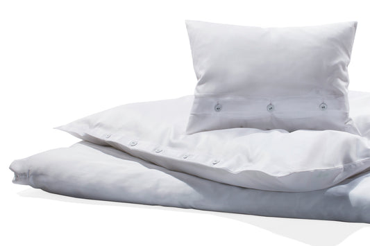 Hochwertige Mako-Satin Bettwäsche in strahlendem Weiss mit eleganter Knopfleiste, luxuriöser Glanz-Optik und feiner Satingewebe-Qualität. Made in Italy. Bettwäsche Mako-Satin weiss von Stoffkontor - Unifarbene Bettwäsche, Weisse Bettwäsche.
