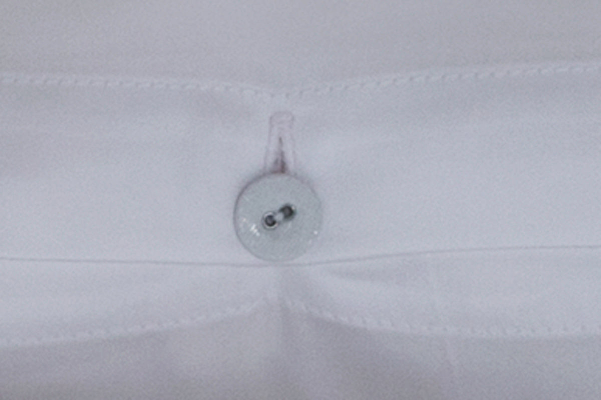 Hochwertiger weisser Stoffknopf der Bettwäsche Mako-Satin weiss von Stoffkontor, detail der klassischen Knopfleiste mit stoffbezogenem Wäscheknopf auf reinem weissen Satinbezug - Home page, Alle Bettwäschen, Unifarbene Bettwäsche, Weisse Bettwäsche