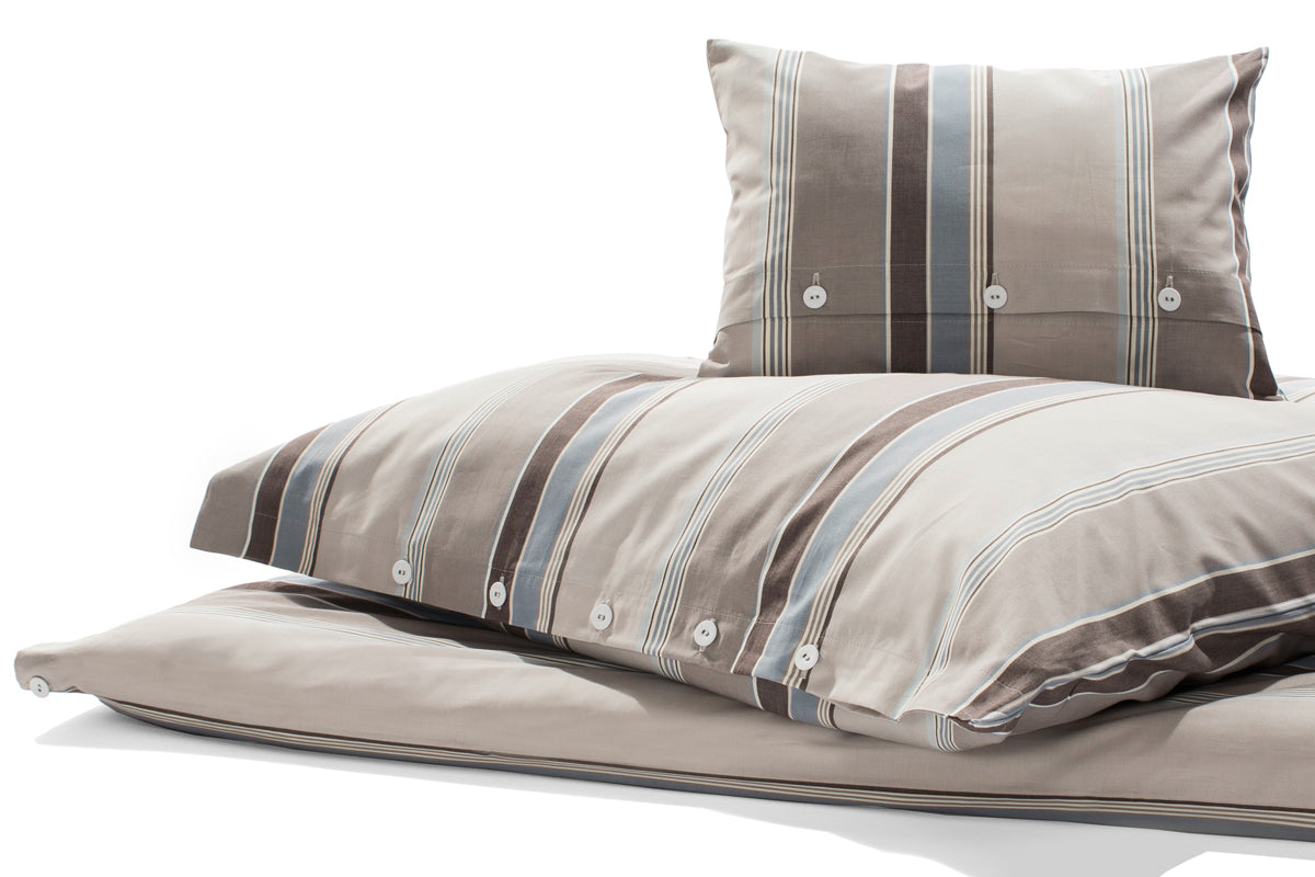 Bettwäsche Breiter Streifen Nordisch by Nature - Hochwertige Baumwollbettwäsche in elegantem Grau und Beige mit breiten vertikalen Streifen und dezenten hellblauen Akzenten, verziert mit stoffbezogenen Knöpfen. Moderne nordische Bettwäsche-Design für zeitgemäßes Schlafzimmer-Ambiente.