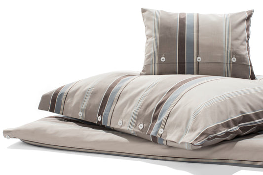 Bettwäsche Breiter Streifen Nordisch by Nature - Hochwertige Baumwollbettwäsche in elegantem Grau und Beige mit breiten vertikalen Streifen und dezenten hellblauen Akzenten, verziert mit stoffbezogenen Knöpfen. Moderne nordische Bettwäsche-Design für zeitgemäßes Schlafzimmer-Ambiente.