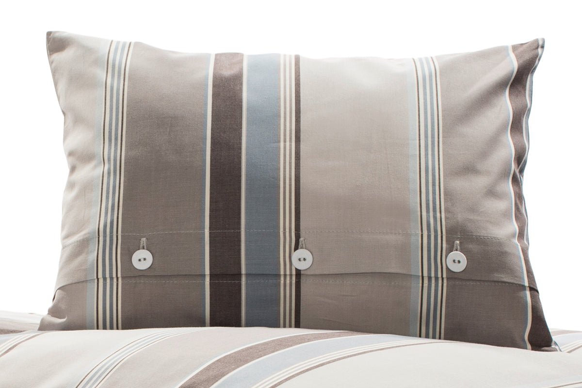 Bettwäsche Breiter Streifen Nordisch by Nature: Elegantes Kopfkissen mit breiten vertikalen Streifen in Beige, Braun und Hellblau, verziert mit drei dekorativen Stoffknöpfen. Hochwertiger Baumwollbezug im nordischen Design, perfekt für moderne Schlafzimmer.