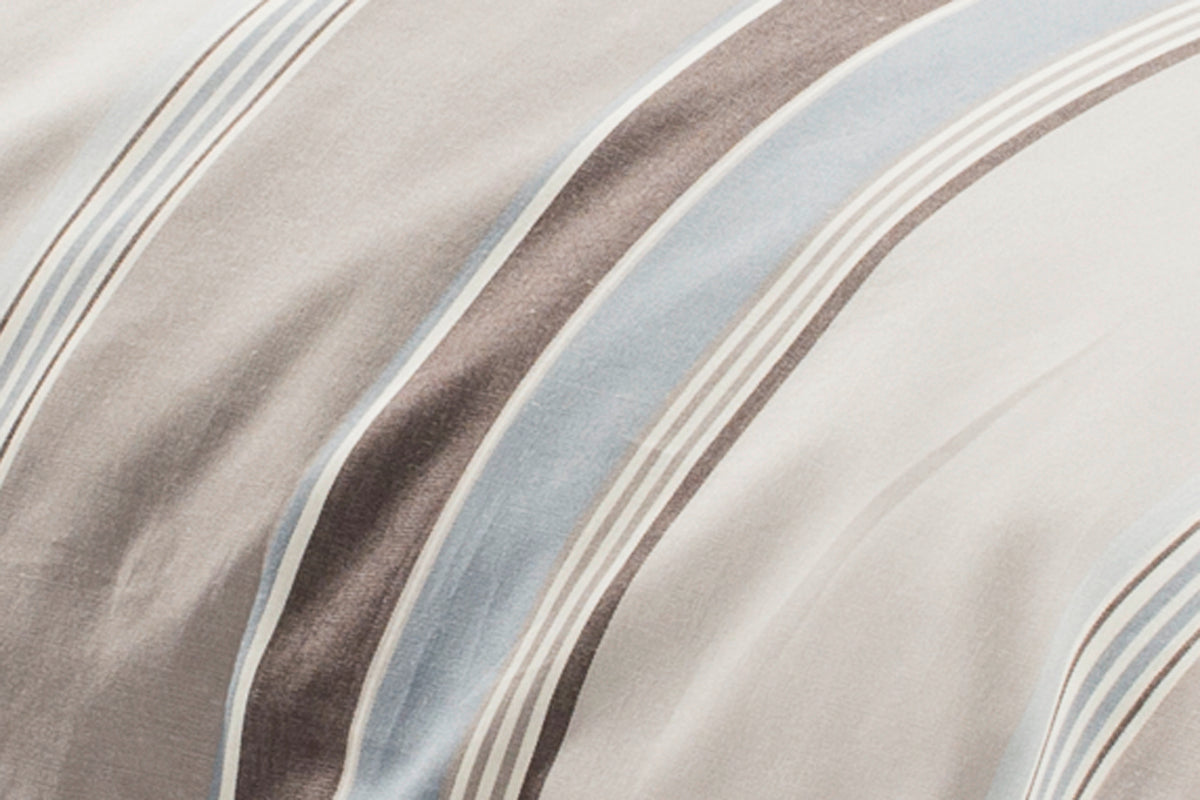 Bettwäsche Breiter Streifen Nordisch by Nature: Elegante Bettwäsche mit breiten diagonalen Streifen in harmonischen Pastelltönen von Grau, Beige und Hellblau, die an einen nordischen Himmel mit Wolkenstreifen erinnert. Hochwertige Baumwollqualität von Stoffkontor.