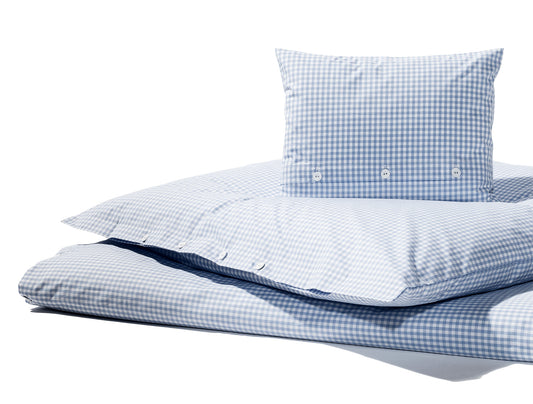 Bettwäsche Nordisch by Nature Vichy Karo Hellblau: Hochwertige Bettwäsche aus reiner Baumwolle im klassischen hellblauen Vichy-Karomuster, mit eleganter Knopfleiste und stoffbezogenen Knöpfen. Bettbezug und Kopfkissen in verschiedenen Größen verfügbar, Made in Germany.