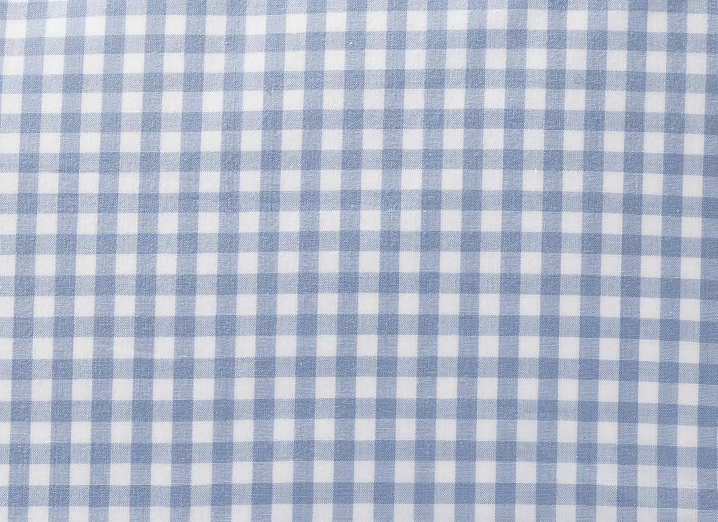 Bettwäsche Nordisch by Nature Vichy Karo Hellblau: Hochwertige Bettwäsche aus reiner Baumwolle im klassischen hellblauen Vichy-Karomuster. Traditionell in Deutschland gefertigt mit stoffbezogenen Wäscheknöpfen und Stoffkontor-Knopfleiste. Perfekt für ein harmonisches Schlafzimmer-Ambiente.