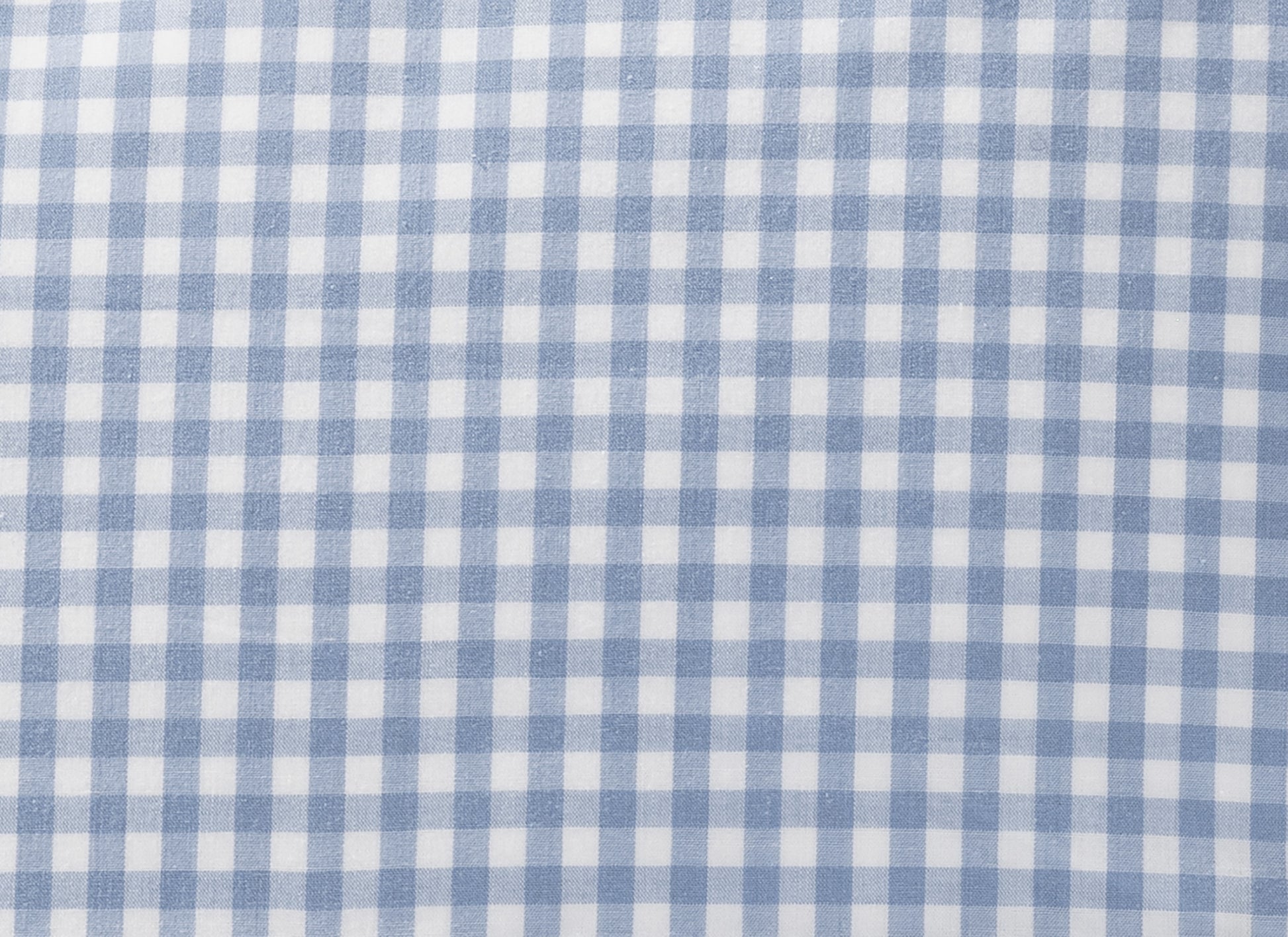 Bettwäsche Nordisch by Nature Vichy Karo Hellblau: Hochwertige Bettwäsche aus reiner Baumwolle im klassischen hellblauen Vichy-Karomuster. Traditionell in Deutschland gefertigt mit stoffbezogenen Wäscheknöpfen und Stoffkontor-Knopfleiste. Perfekt für ein harmonisches Schlafzimmer-Ambiente.