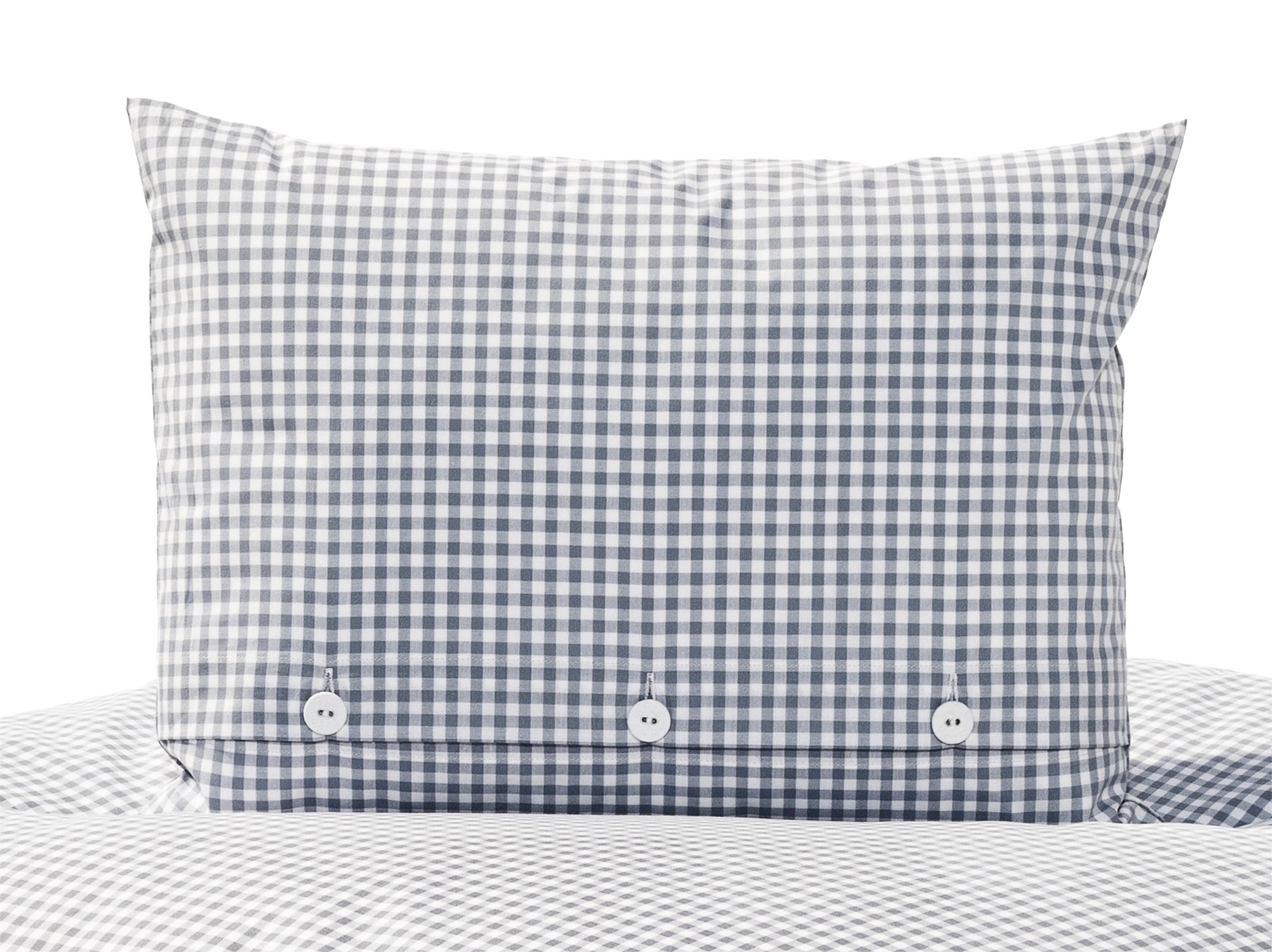 Bettwäsche Nordisch by Nature Vichy Karo Silbergrau: Hochwertiger Kopfkissenbezug aus reiner Baumwolle im klassischen Vichy-Karomuster in Silbergrau mit weißen Karos. Elegante Knopfleiste mit drei stoffbezogenen Wäscheknöpfen. Perfekt für nordisch inspirierte Schlafzimmer.