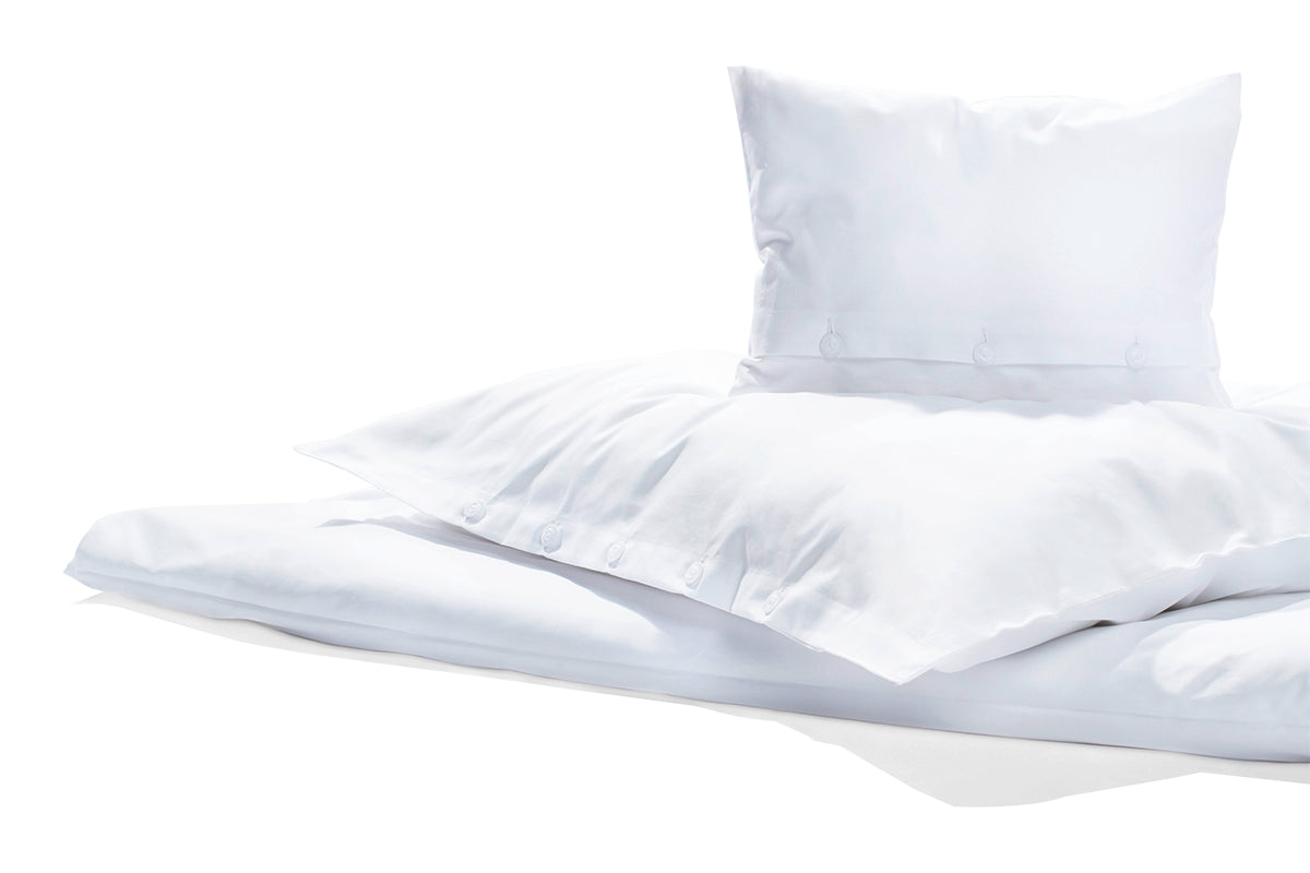 Hochwertige weisse Oxford Bettwäsche mit Kopfkissen und Bettbezug aus mercerisierter Baumwolle, elegant strukturiert mit gezwirnten Wäscheknöpfen. Bettwäsche Oxford, Weiss - Home page, Alle Bettwäschen, Unifarbene Bettwäsche, Weisse Bettwäsche, Hersteller: Stoffkontor