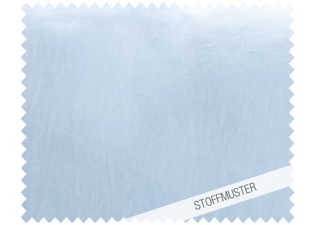 Hochwertiges Stoffmuster der Bettwäsche Illusion aus reinem, vorgewaschenem Leinen in zartem Hellblau. Die charakteristische Leinenstruktur zeigt sich in eleganter Optik. Exklusiv aus italienischer Weberei. Stoffmuster, Hersteller: Stoffkontor
