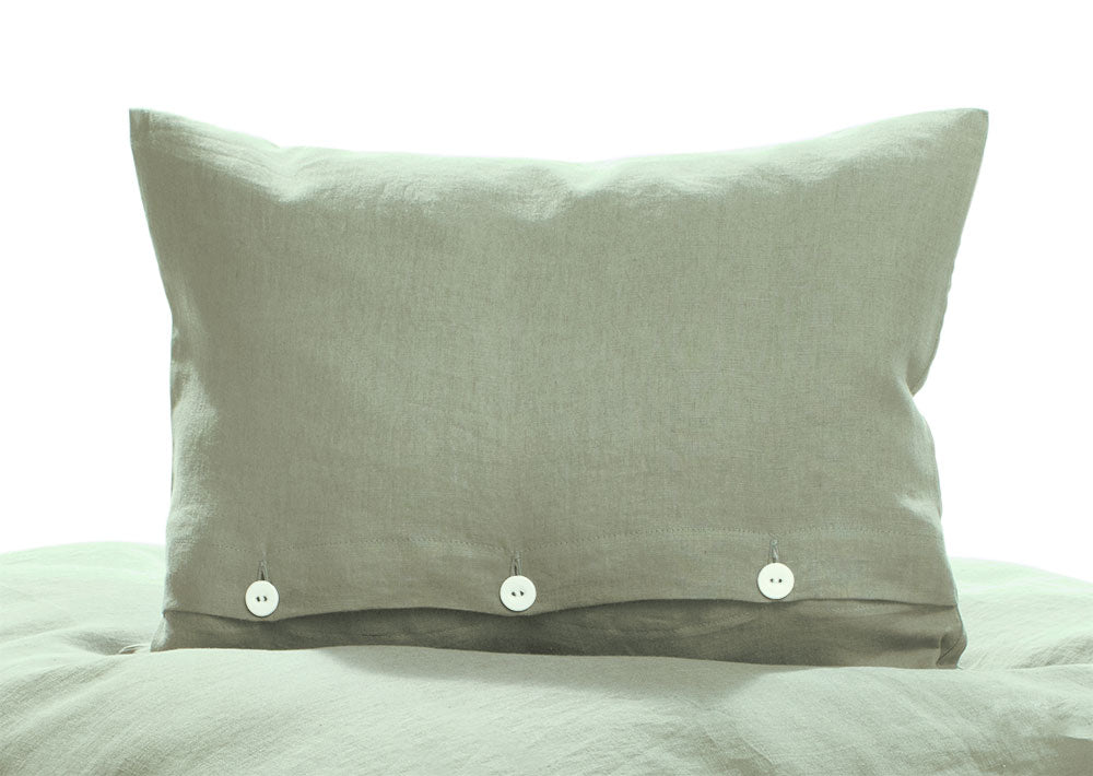 Bettwäsche Reines Leinen Salbei, vorgewaschen - Hochwertiges Kopfkissen in eleganter Salbeifarbe aus reinem italienischem Leinen mit klassischer Knopfleiste, vorgewaschen für besondere Weichheit. Natürliche Struktur und zeitloses Design für optimalen Schlafkomfort.